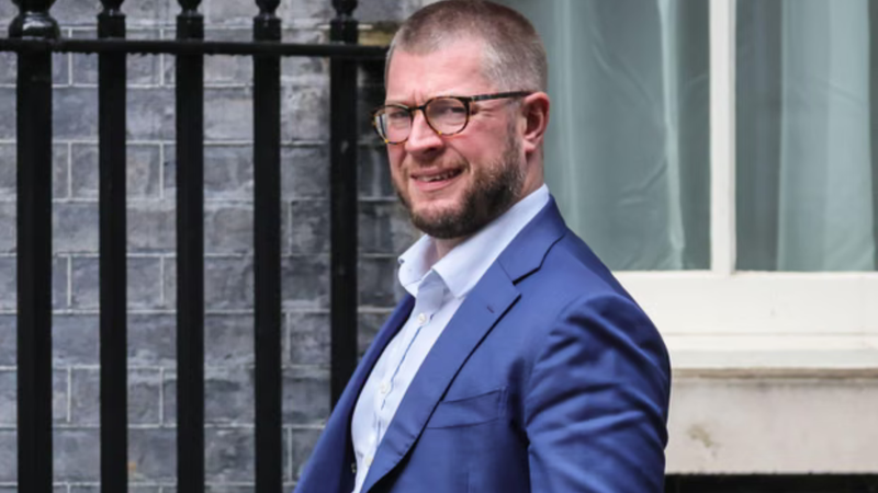 Tronditet Qeveria britanike: Drejtori i kryeministrit jep dorëheqjen pasi iu kapën mesazhe seksuale për deputeten britanike
