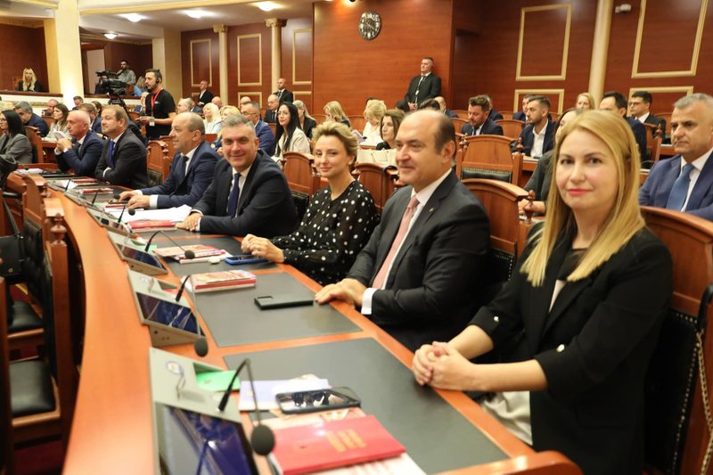 Kush janë deputetët që Berisha i dha ‘borxh’ Metës për të formuar grupin parlamentar
