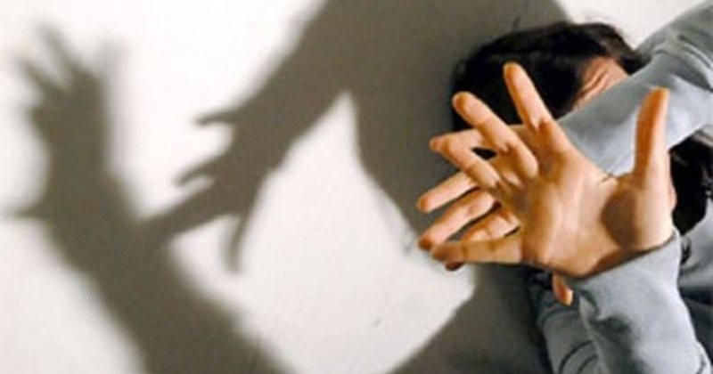 E mitura në Elbasan u përdh*nua nga i dashuri i të ëmës, nëna e 15-vjeçares merr në mbrojtje partnerin: Fajet i ka vajza!