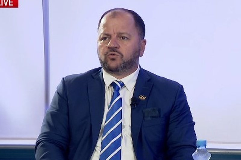 Lefter Maliqi lëshon alarmin: Ta bëjmë Shqipërinë si Nepali, t’i qepemi ministrave mbrapa!
