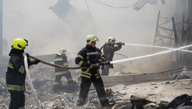 Ukraina: Rusia shënjestroi zjarrfikësit tanë me sulme të dyfishta