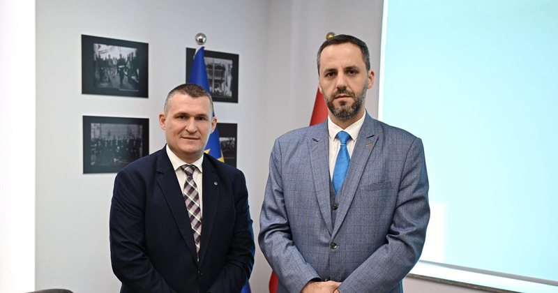Altin Dumani i shkon për vizitë në zyrë ministrit Besfort Lamallari