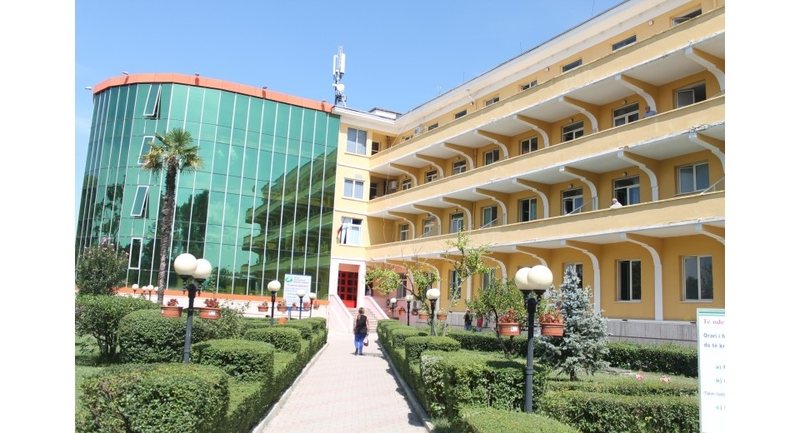 Sherr me thika mes infermierëve te “Shefqet Ndroqi”