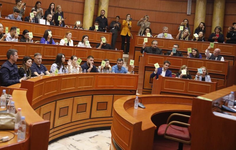 Këshilli Bashkiak voton shkarkimin e Erion Veliajt, vendimi përfundimtar në dorë të Ramës