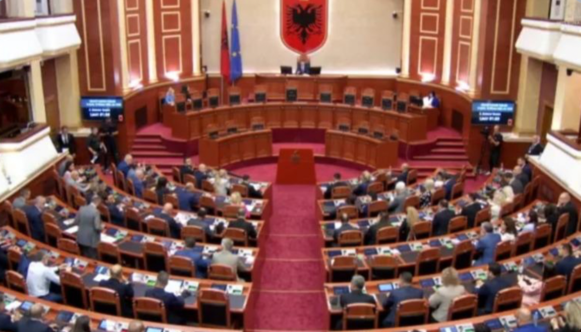 Sot seancë plenare në Kuvend, në rend dite miratimi i anëtarëve të komisioneve parlamentare! PD u ‘bind’ dhe dorëzoi emrat një ditë më parë