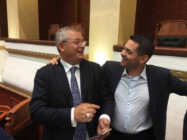 E shkuara si ‘atentator’ e ish deputetit të PS Lad Kosta, dëshmi për afera me tendera dhe si i mbuloi pasuritë e Ben Ahmetajt, Sky Tower baza e pazareve. A do t’a amnistojë Altin Dumani? Hetimet për Tigrin shtyhen deri në dhjetor