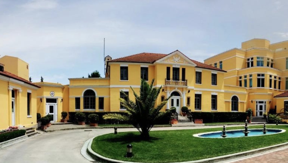 Mbyllja e qeverisë në SHBA ‘prek’ edhe ambasadën në Tiranë: Shërbimet e pasaportave dhe vizave do vijojnë sipas mundësive
