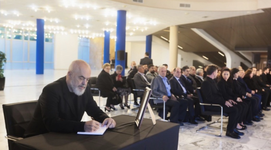 ‘Tragjedi e madhe edhe për vetë shtetin’, mesazhi që la Rama në librin e ngushëllimeve për gjyqtarin Kalaja 
