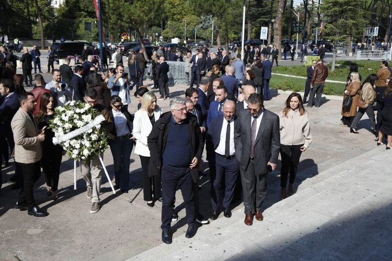 Të gjithë në homazhe për gjyqtarin Kalaja, por mungon Berisha që sulmon drejtësinë çdo ditë