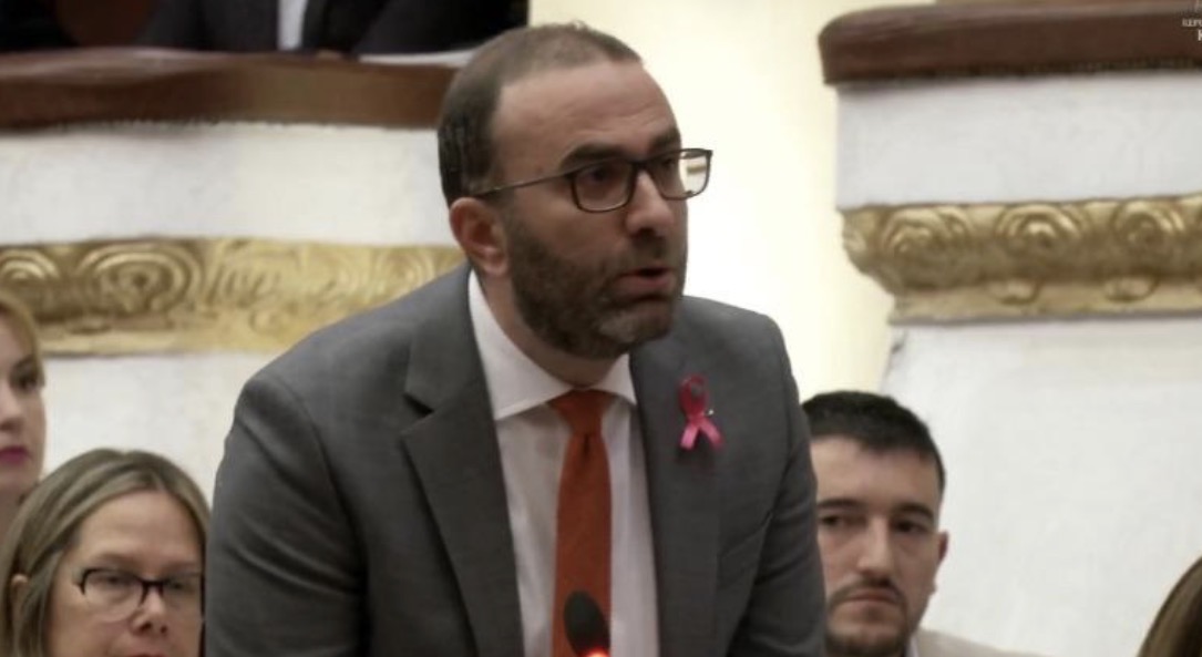 Vrasja e gjyqtarit Astrit Kalaja, Gazment Bardhi ‘revoltë’ në Kuvend: Ministrja e Brendshme të japë menjëherë dorëheqjen