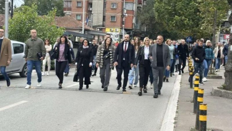 Zgjedhjet lokale në Kosovë: Qytetarë dhe zyrtarë të Listës Serbe në Mitrovicën e Veriut votojnë në grup
