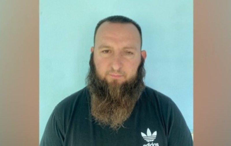 Ktheu banesën e pabanuar në depo armësh dhe municionesh, ky është 38-vjeçari që u arrestua në Fier