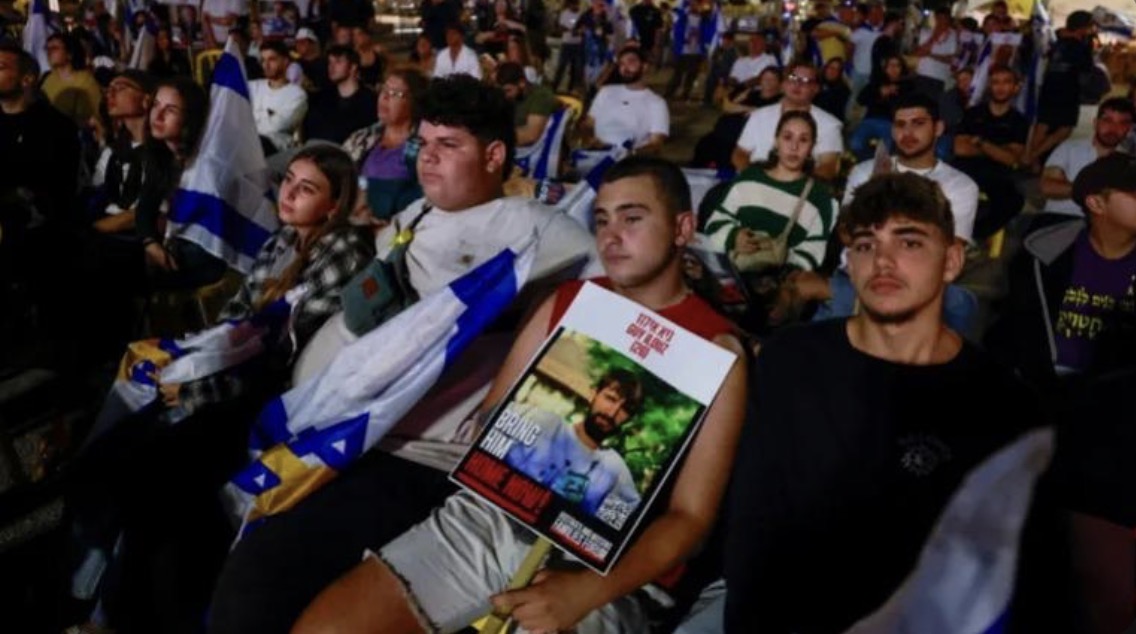 Sot lirimi i 20 pengjeve nga Hamasi/ 7 të parët i janë dorëzuar ushtrisë izraelite! Mijëra qytetarë mbushin sheshin në Tel Aviv