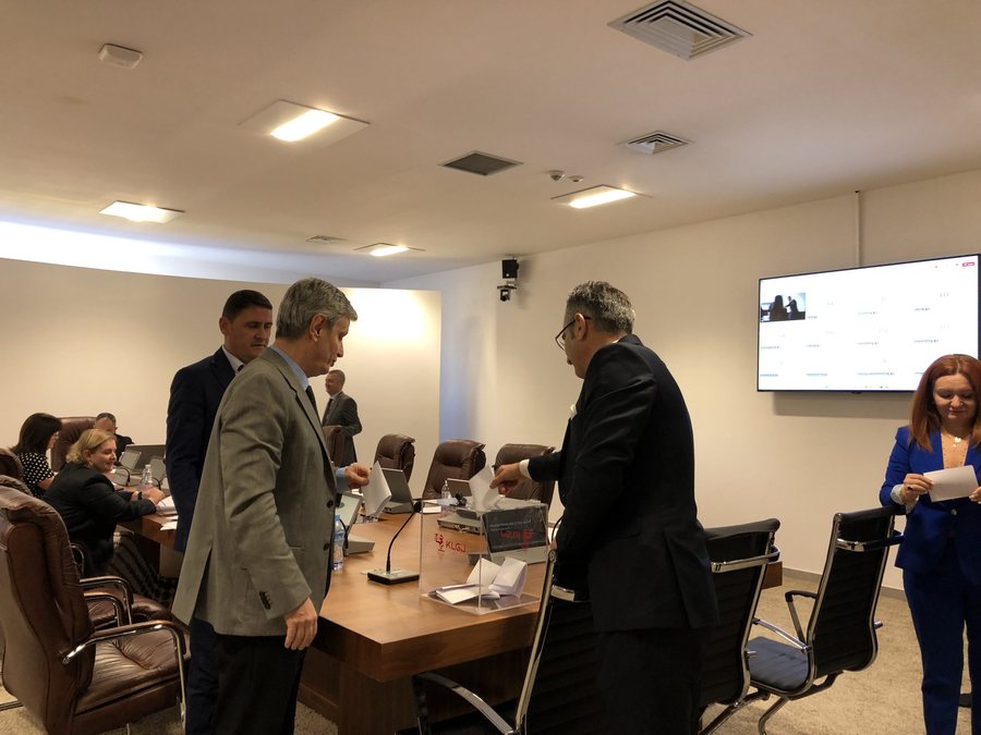Skandali, KLGJ kërkon t’u mbyllë gojën mediave dhe qytetarëve që kritikojnë gjyqtarët e korruptuar, tejkalon edhe ish KLD-në e Gjin Gjonit dhe Ilir Metës