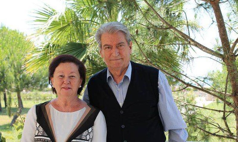 Sali Berisha feston sot 81-vjetorin e lindjes, ndan foton me bashkëshorten e tij: Vjeshta, stina kurorë e jetës sime