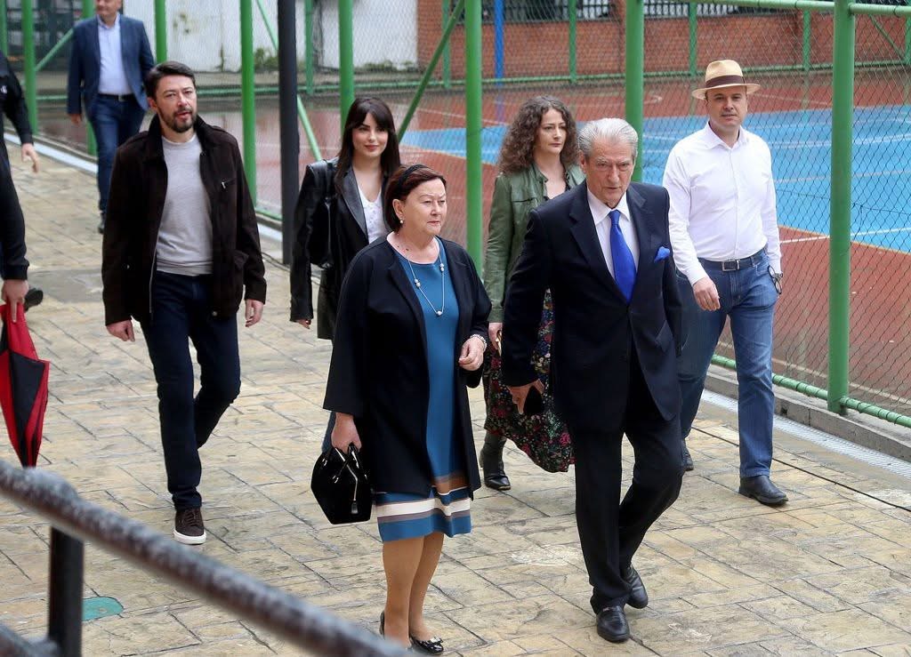 Aferat e Shkëlzenit / Kumtet e fundit të Berishës në stanin e SHQUP. A po lëviz ujku nëpër dosjet krimeve të pandëshkuara?