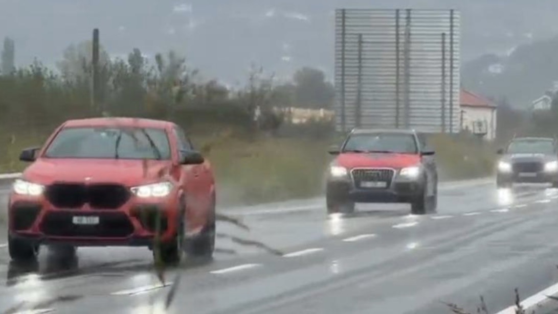Protesta/ Dhjetëra makina me flamuj kuqezi dhe simbole të UÇK-së drejt Tiranës, qytetarët e Kosovës dynden drejt kryeqytetit