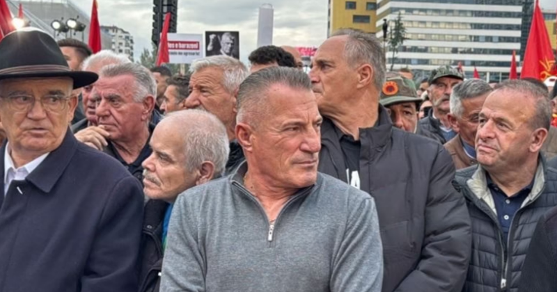Babai i Granit dhe Taulant Xhakës në protestën për luftëtarët e UÇK-së