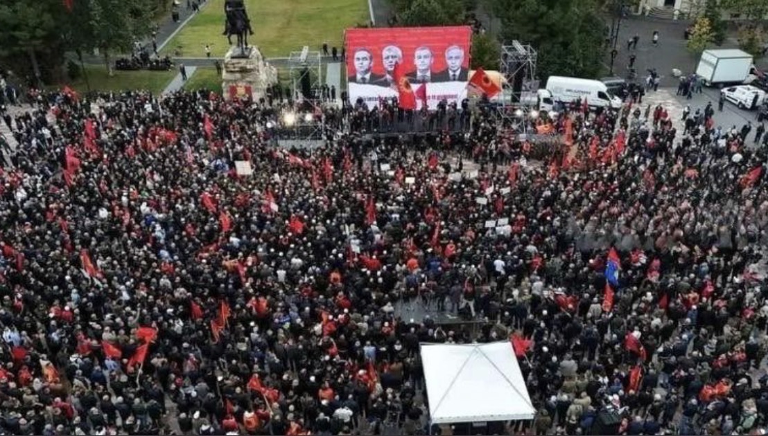 Mediat ndërkombëtare jehonë protestës në Tiranë: Mijëra njerëz u ngritën kundër gjykatës së mbështetur nga BE, ndjek penalisht ish-luftëtarët e UÇK-së