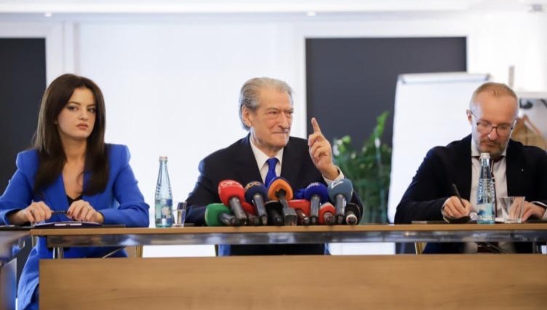 Berisha ‘leksione’ deputetëve të rinj: Jeni me duar në xhepa, s’keni staf! Ne mund ta teprojmë me qëndrimet, por parlamenti s’duhet shkatërruar