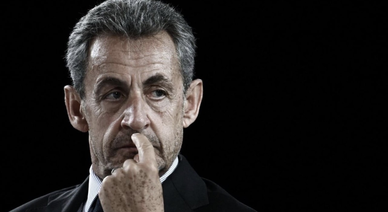 Nuk ka qetësi në burg/ Ish-presidenti Nicolas Sarkozy kërcënohet nga të burgosurit e tjerë, videoja bëhet virale në rrjet