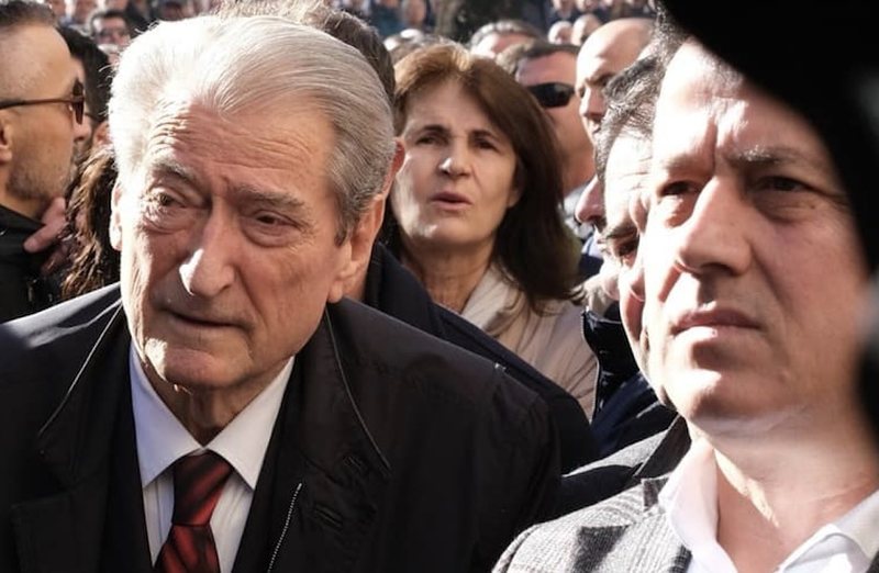 Avokati i njohur kallëzim penal në SPAK ndaj Berishës për ngjarjet e 98-tës: Donin të vrisnin Nanon