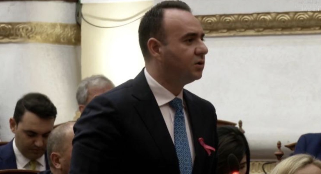 Pas Albana Vokshit, edhe Balliu Junior statuse në rrjetet sociale me ndihmën e ChatGPT