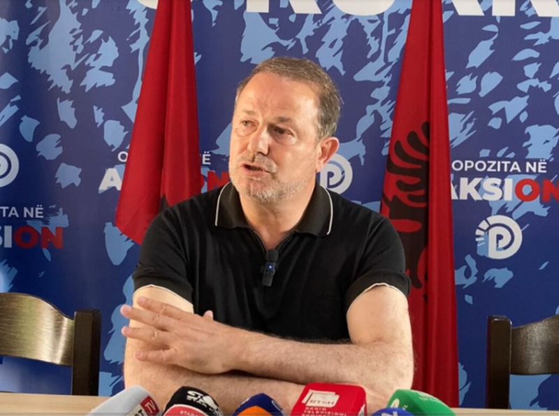 Propozimi i Gjin Gjonit: 20 mijë njerëz të rrethojnë Kryeministrinë, çdo deputet të paguajë 1.5 mijë euro për t’i mbajtur me bukë e ujë