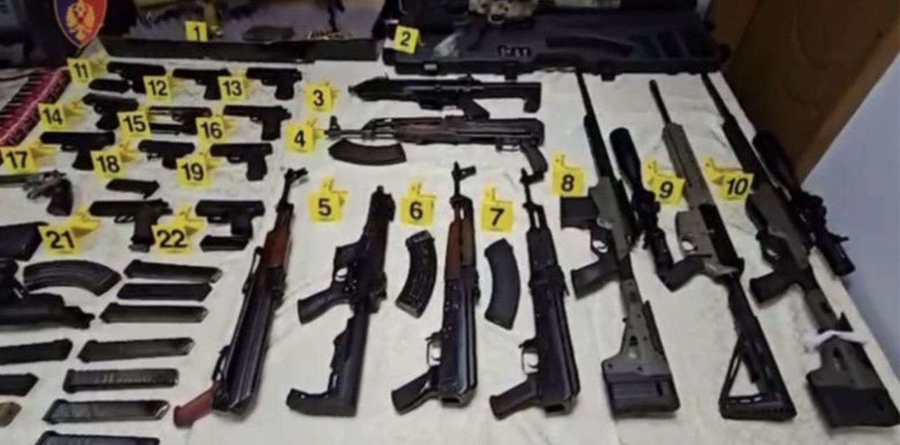 12 pistoleta, 6 automatikë e 5 snajpera! Zbulohet arsenal i frikshëm në Tiranë, pranga 34-vjeçarit