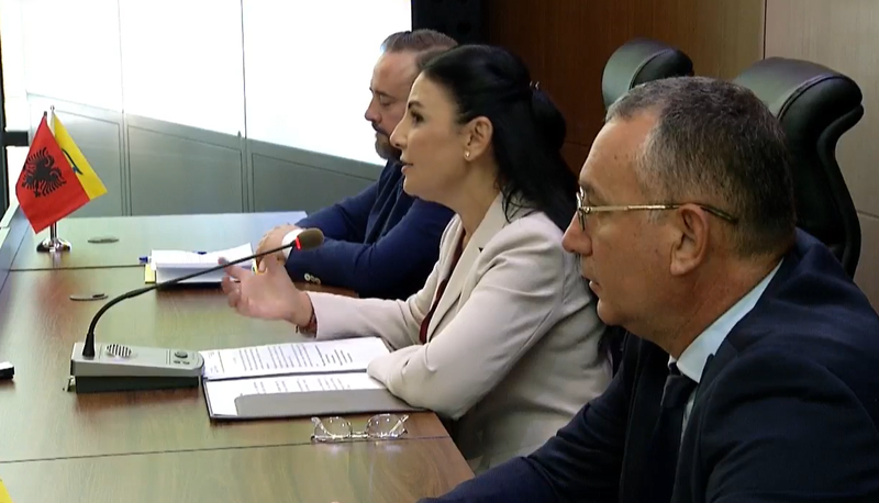 Belinda Balluku prezanton Etjen Xhafajn si drejtor i Postës Shqiptare