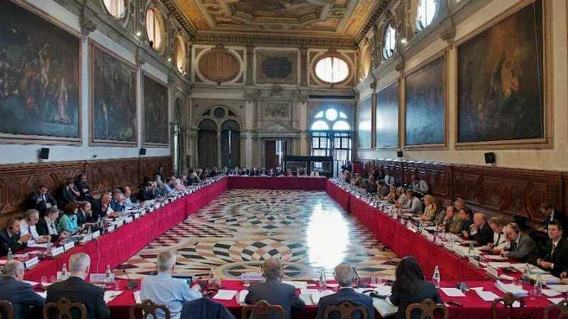 Raporti i Komisionit të Venecias: Ndërhyrja në mandatet e kryetarëve të zgjedhur bie ndesh me Kartën Evropiane për Vetëqeverisjen Vendore