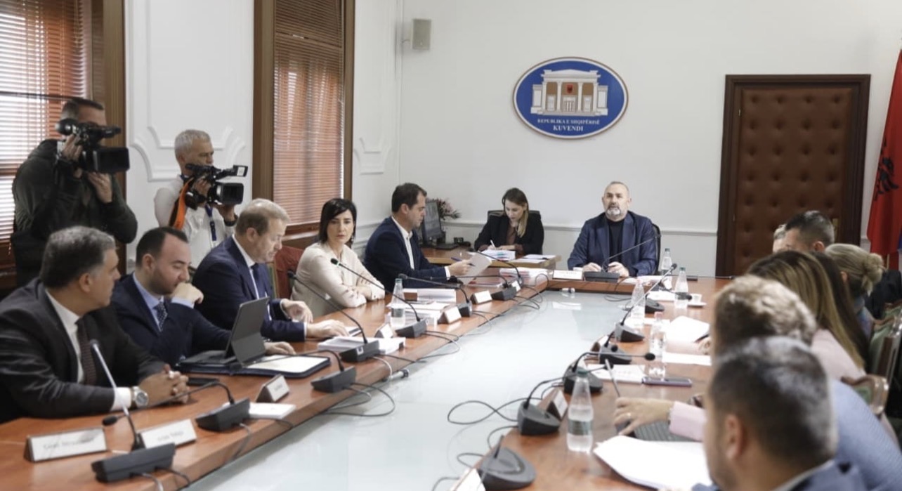 Komisioni i Ligjeve/ PD kërkon shkarkimin e Presidentit Begaj, Gjoni rendit argumentet: Vetë i punësuar në spital privat, i biri në një kompani sigurimesh