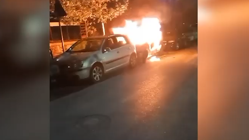 Gjendet një automjet plotësisht i djegur në Tapizë, brenda tij dy armë zjarri automatike