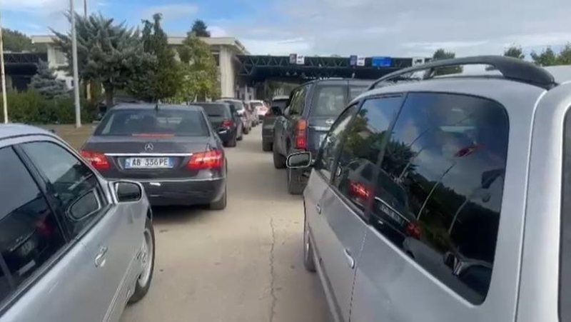 Fluks në Qafë-Thanë, numër i lartë automjetesh drejt Maqedonisë së Veriut