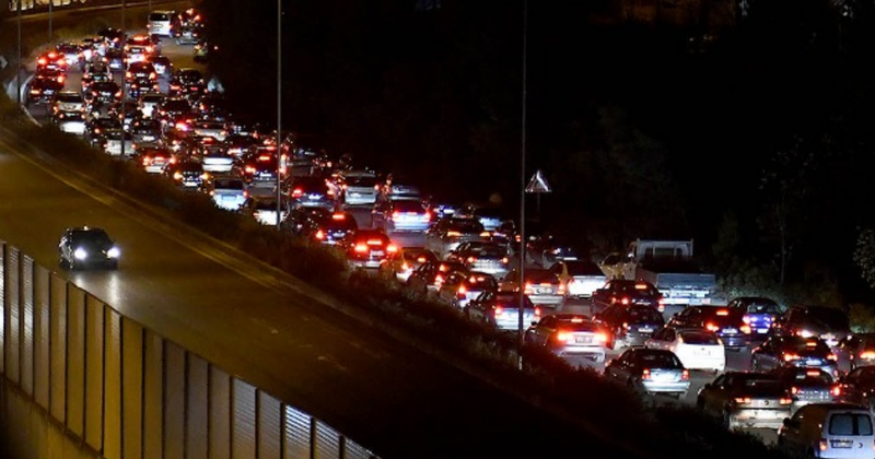 Bllokohen hyrjet e Tiranës, trafik kilometrik deri në Vorë! Policia apel shoferëve: Përdorni rrugë alternative