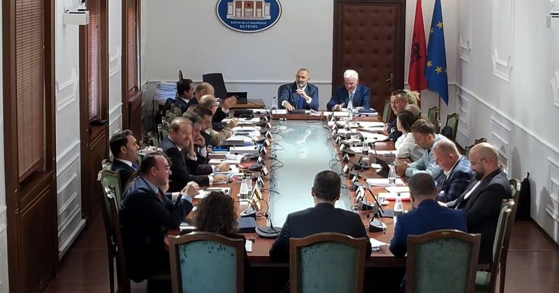 Deputeti i PD kërkon Ramën: Ku është kryeministri, ta puthim njëherë. Ulsi Manja: Edhe nëse vjen, ti s’e arrin dot!