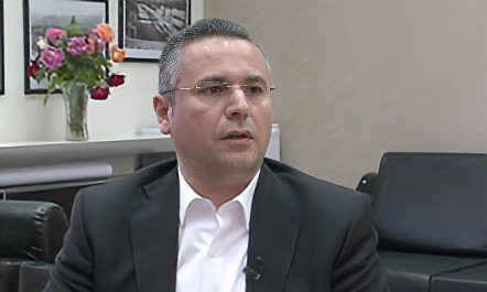 Drejtori milioner i bashkisë Arli Naska katapultohet pa zhurmë në krye të Shtypshkronjës së Letrave me Vlerë, interesat nga pullat fiskale tek gjurmimi i kanabisit me arabët