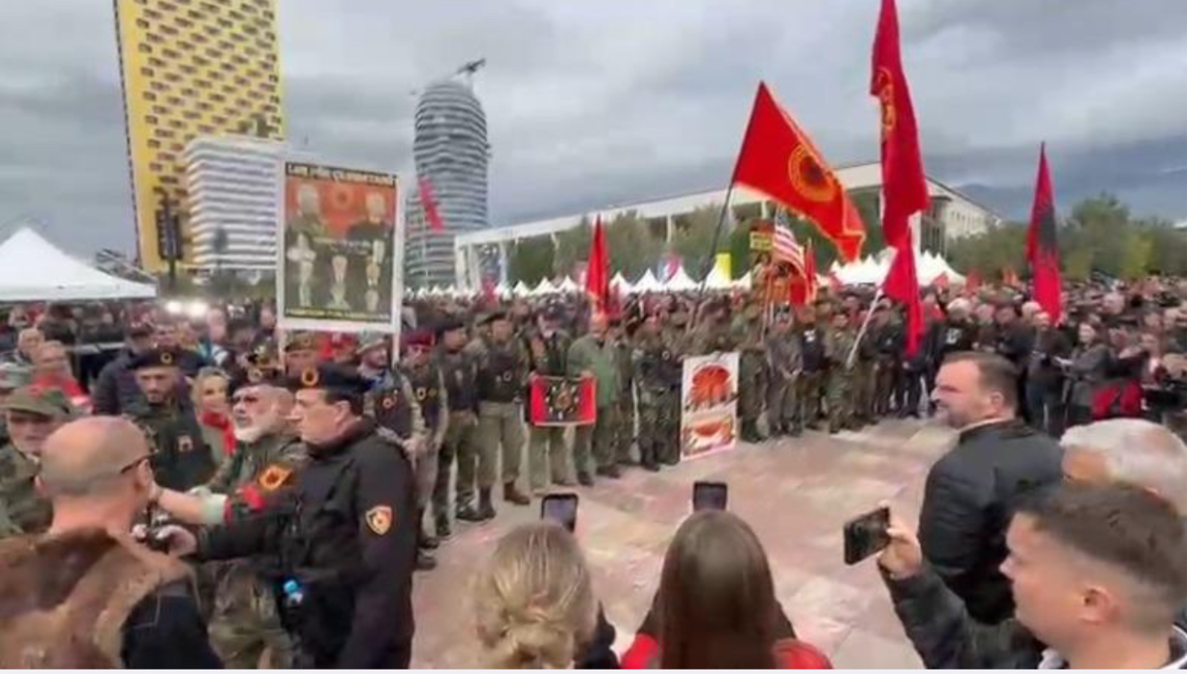 ‘Liria ka emër’, sot protesta për liderët e UÇK-së! Sheshi ‘Skënderbej’ në Tiranë vishet kuqezi, mblidhen protestuesit e parë 