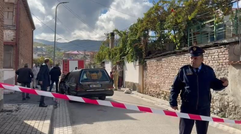 Banesa përfshihet nga flakët në Maliq, ndërron jetë nëna, 2 fëmijët në gjendje të rëndë
