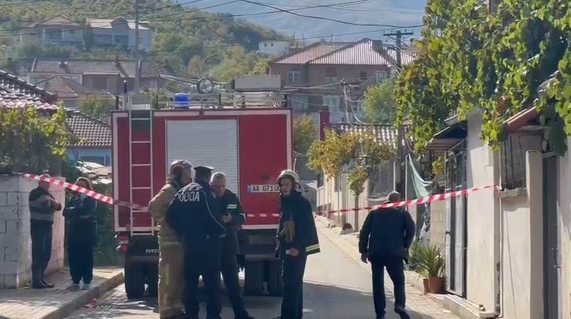 Përfshihet nga flakët banesa në Maliq, ndërrojnë jetë nga asfiksia nëna dhe djali 14-vjeçar! Në gjendje të rëndë në spital fëmija tjetër 6-vjeç 