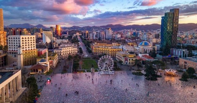 Gazeta Mirror: Tirana, destinacioni i preferuar i britanikëve për pushime në vjeshtë