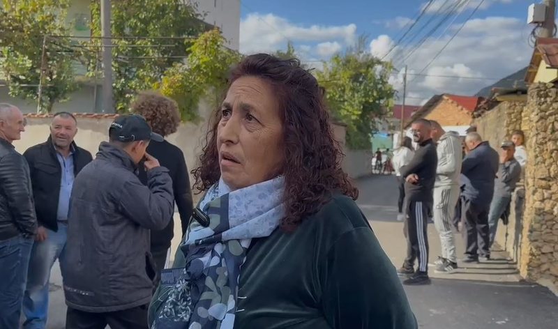 Nëna dhe djali 14-vjeçar vdiqën nga asfiksia pasi banesa mori flakë, fqinja: Vajza është hedhur nga dritarja