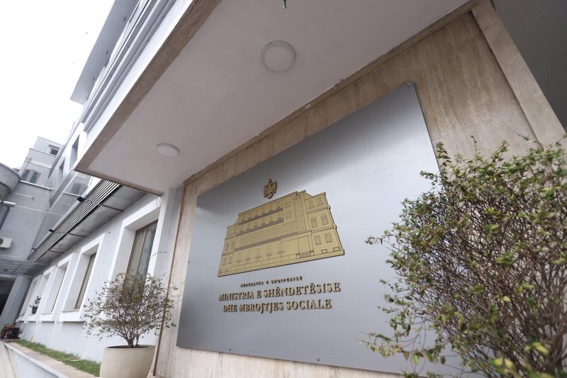 Pësoi djegie nga zjarri që i mori jetën të ëmës dhe vëllait në Maliq, Ministria e Shëndetësisë: 6-vjeçarja është rëndë, po trajtohet në QSUT