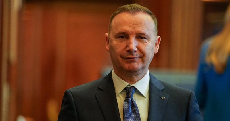 Deputeti shqiptar godet me grusht një qytetar: Më provokoi keq!