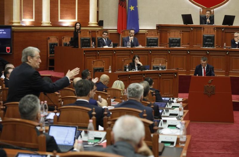 Sali Berisha sulmon Altin Dumanin në Kuvend: Lexoji pyetjet e plota. Kreu i SPAK: Nuk jam njeri që dorëzohem
