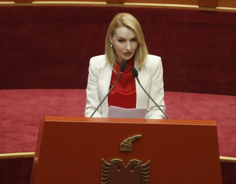 Romina Kuko: Cili ligj ju mbron që i shërbeni 15-vjeçarëve alkool dhe cigare?