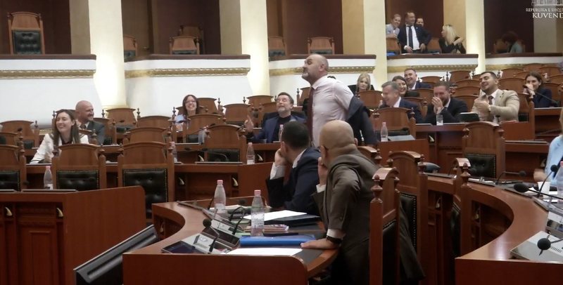Ulsi Manja zhvishet në mes të Kuvendit: Hajt të shohim kostumi i kujt kushton më shumë