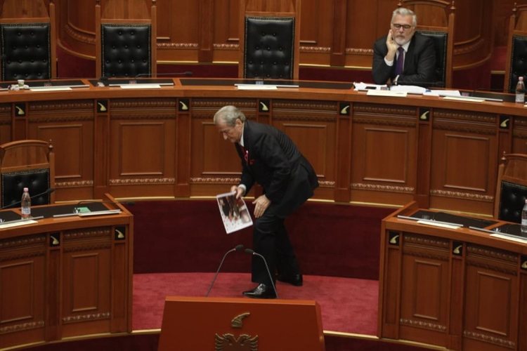 Situatë komike në Kuvend – Kur akuzat e Berishës bien me një të fryrë
