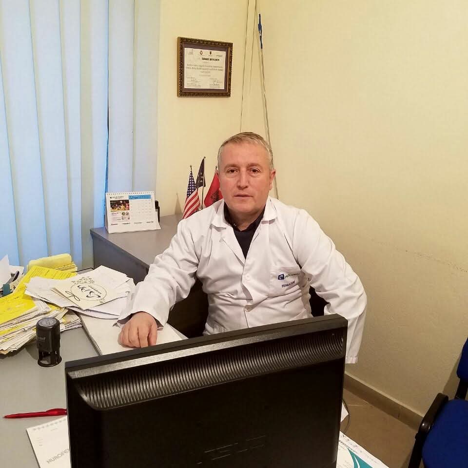 “E bëra treshe me dy praktikante”, ky është mjeku në Tiranë që i futi duart pacientes dhe i kërkon të bëjnë seks në zyrë
