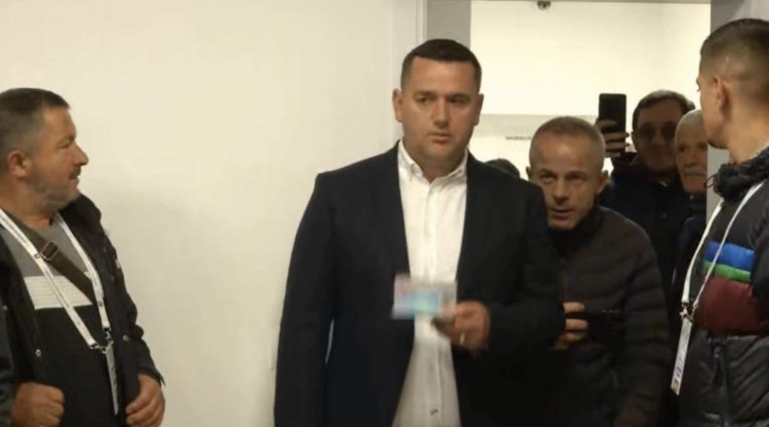Zgjedhjet në Mat, voton kandidati i PS-së Altin Bojni: Sot është dita e fjalës së qytetarëve
